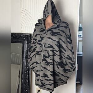 Poncho By Tahari. Subtle Camo Print. Olive Green/Black. Zip Up. Size Small.
